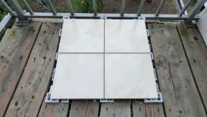 Układanie płytek na balkonie bez kleju