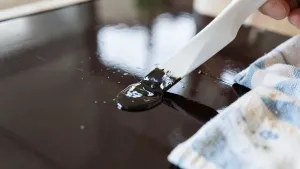 Usuwanie kleju z lakieru