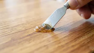 Usuwanie kleju z mebli