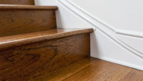 Wykończenie schodów listwami