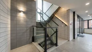 Zabudowa klatki schodowej w bloku