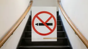 Zakaz palenia na klatce schodowej wzór