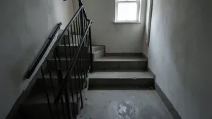 Zakaz stawiania rowerów na klatce schodowej