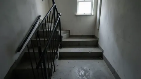 Zakaz stawiania rowerów na klatce schodowej