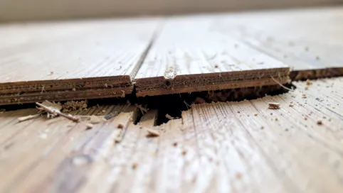 Zapadnięty panel podłogowy