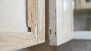 Zdejmowanie laminatu z szafek kuchennych