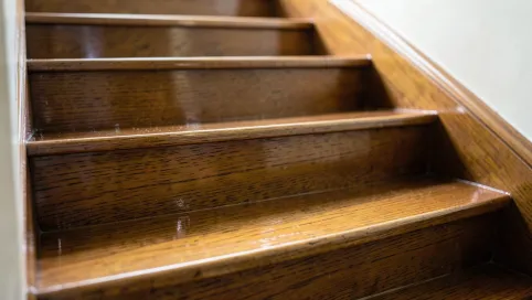 Żywica na schody drewniane