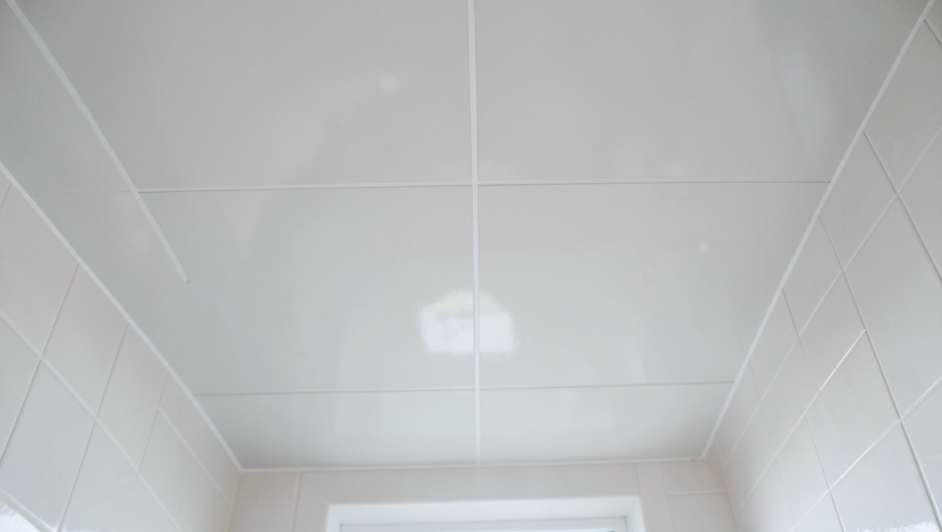 Wodoodporna bariera z kafelków na suficie łazienki
