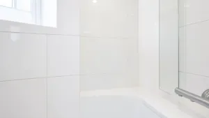 Białe kafelki do łazienki