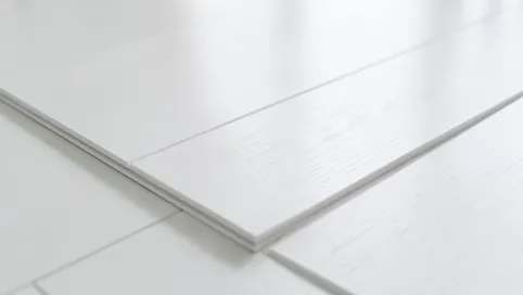 Białe panele podłogowe laminowane