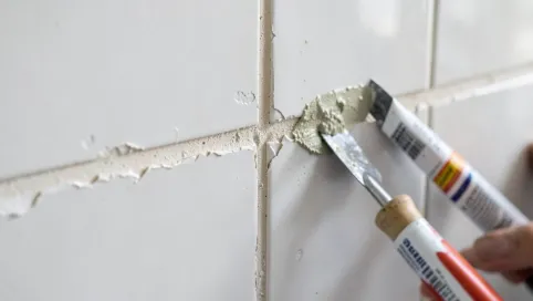 Jak przykleić odpadające płytki