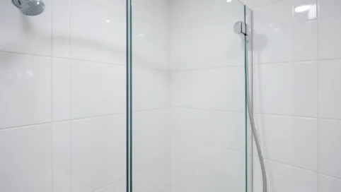 Kabina prysznicowa montowana na płytkach