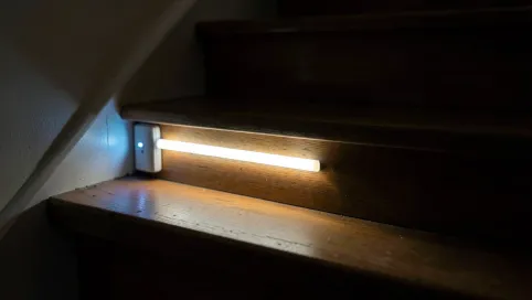 Lampki na schody z czujnikiem ruchu na baterie