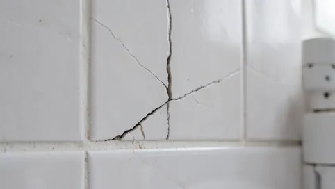 Pękniętą płytka w łazience