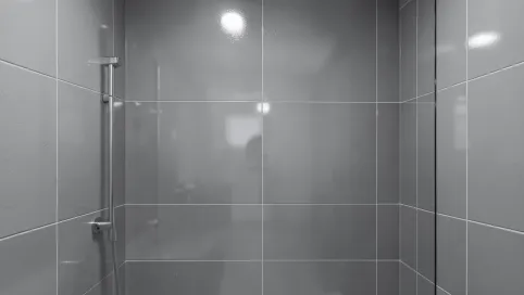 Szare płytki z połyskiem do łazienki