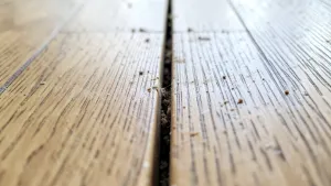 Szczelina w panelach podłogowych